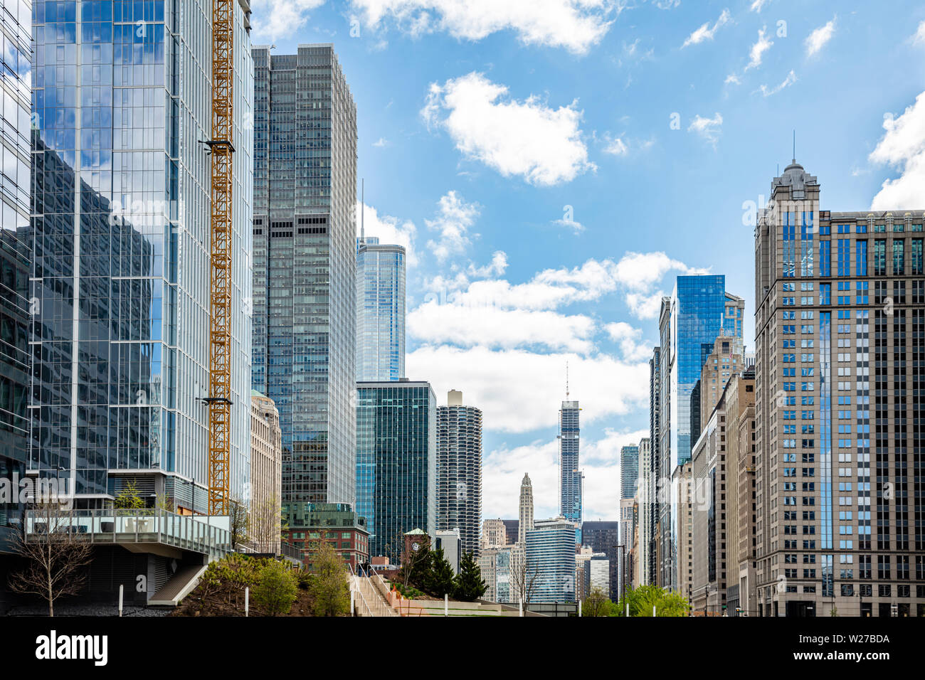 Chicago cityscape, giornata di primavera. Chicago city waterfront edifici alti, cielo azzurro sfondo in primavera Foto Stock