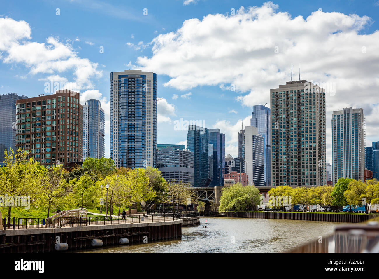 Chicago cityscape, giornata di primavera. Chicago city waterfront edifici alti sul fiume canal, cielo blu sullo sfondo Foto Stock