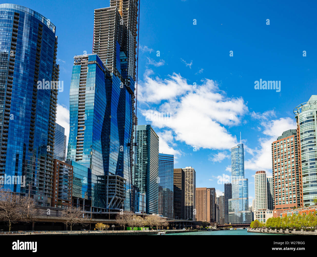 Chicago cityscape, giornata di primavera. Chicago city waterfront edifici alti sul fiume canal, cielo blu sullo sfondo Foto Stock