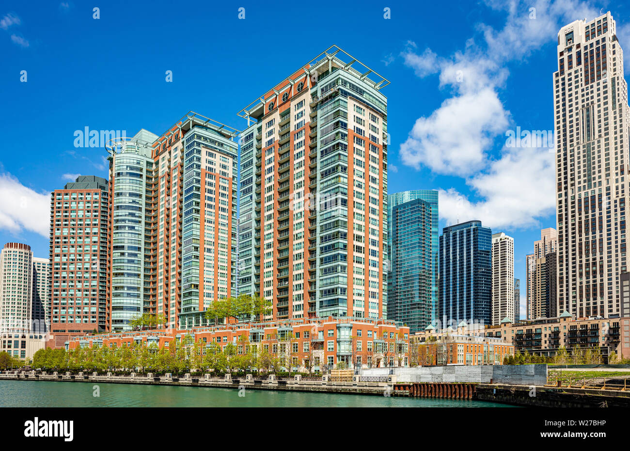 Chicago cityscape, giornata di primavera. Chicago city waterfront edifici alti sul fiume canal, cielo blu sullo sfondo Foto Stock