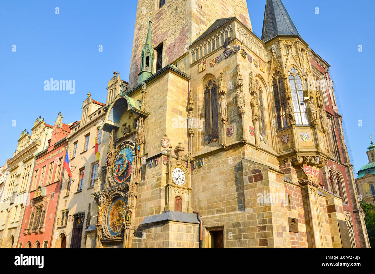 Famoso orologio astronomico di Praga, Orloj, sul Municipio della Città Vecchia di Praga, Repubblica Ceca. Fotografato durante la mattina ora d'oro. Piazza della Città Vecchia. Famoso punto di riferimento, luogo turistico. Cechia. Foto Stock