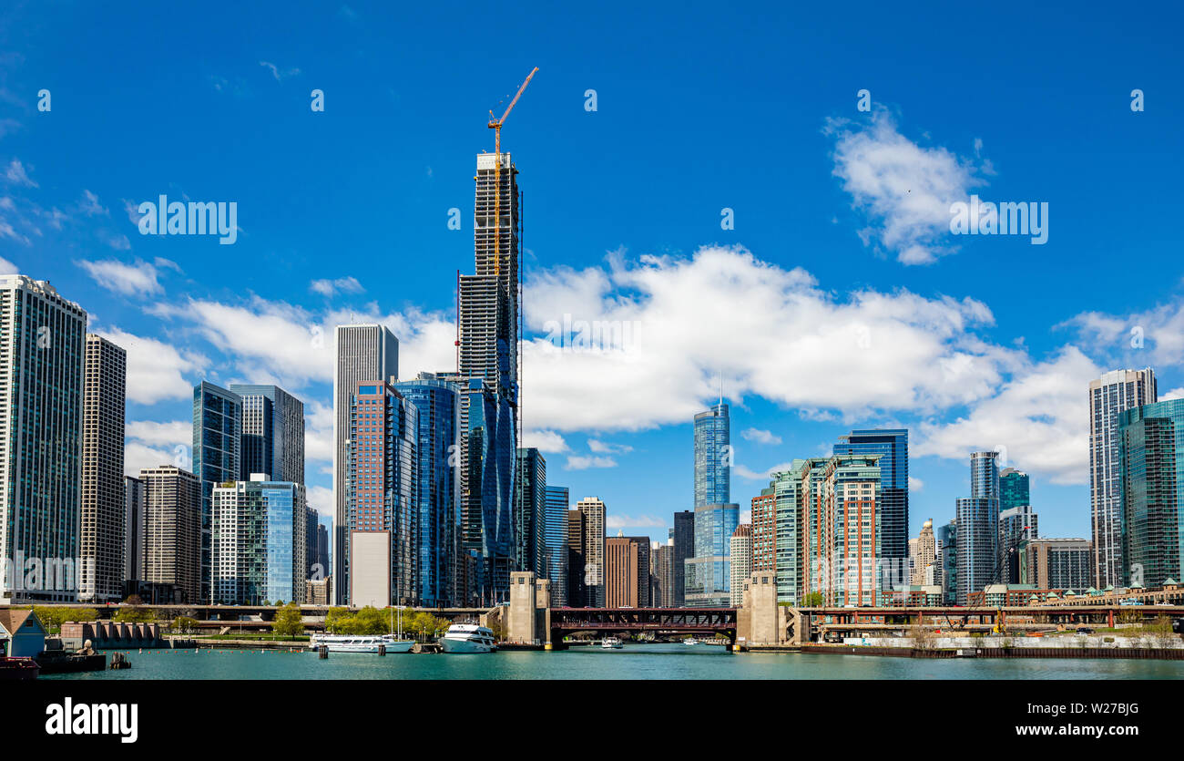 Chicago cityscape, giornata di primavera. Chicago city waterfront edifici alti sul fiume canal, cielo blu sullo sfondo Foto Stock