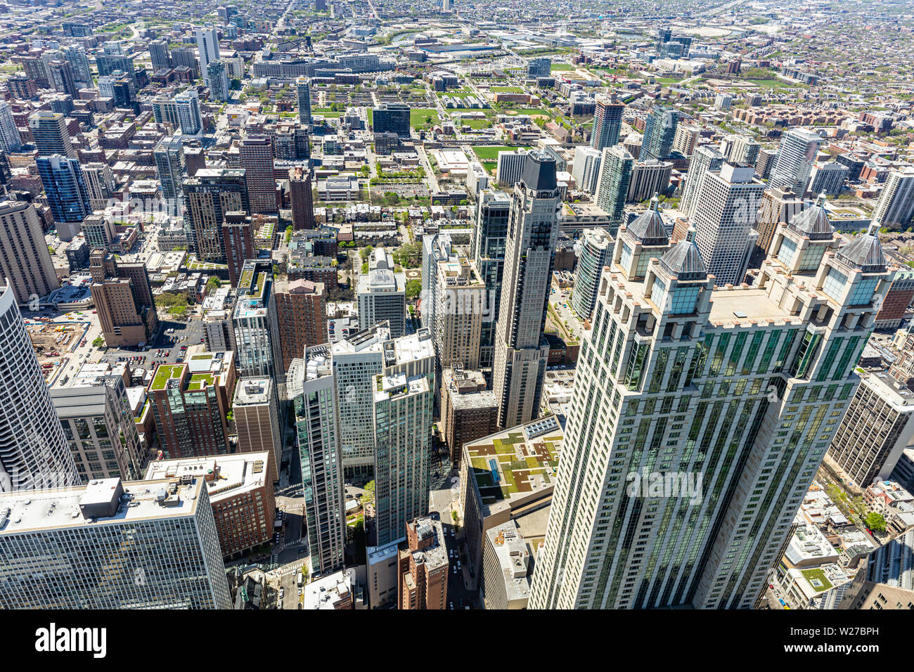 Chicago cityscape vista aerea, giornata di primavera. Edifici alti dello sfondo. Angolo di alta vista da lo skydeck Foto Stock