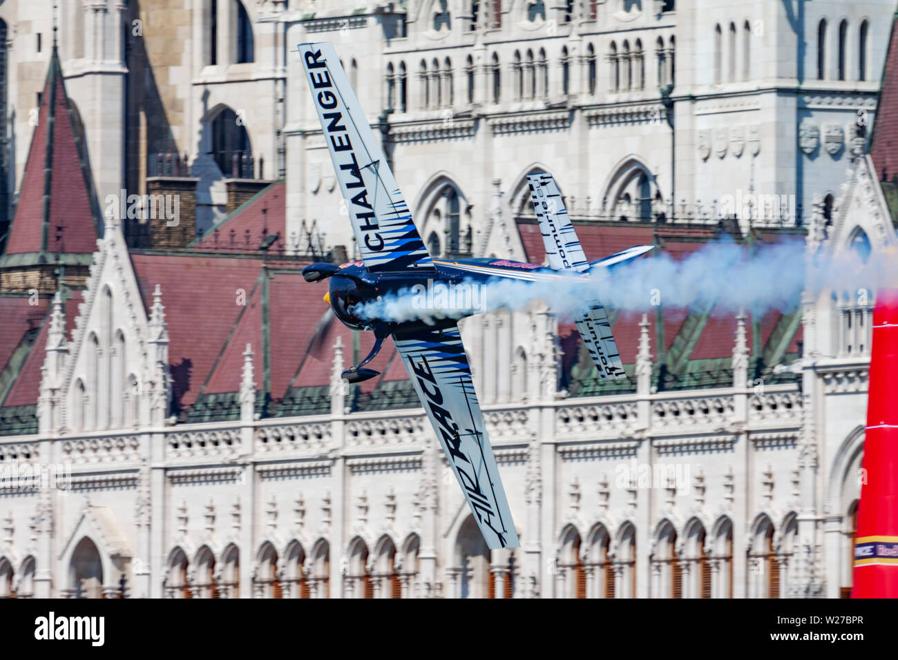 BUDAPEST UNGHERIA / - luglio 4, 2015: Red Bull Air Race 2015 Challenger Categoria Extra 330 aerei sopra il fiume Danubio nel centro di Budapest Foto Stock