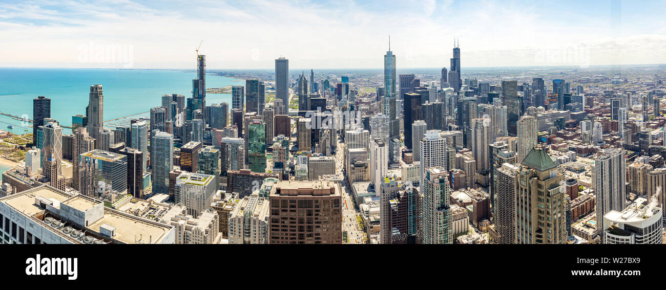 Panorama di Chicago. Paesaggio urbano vista aerea, giornata di primavera. Edifici alti e il lago Michiganl, cielo blu sullo sfondo. Angolo alto vista panoramica da skyde Foto Stock