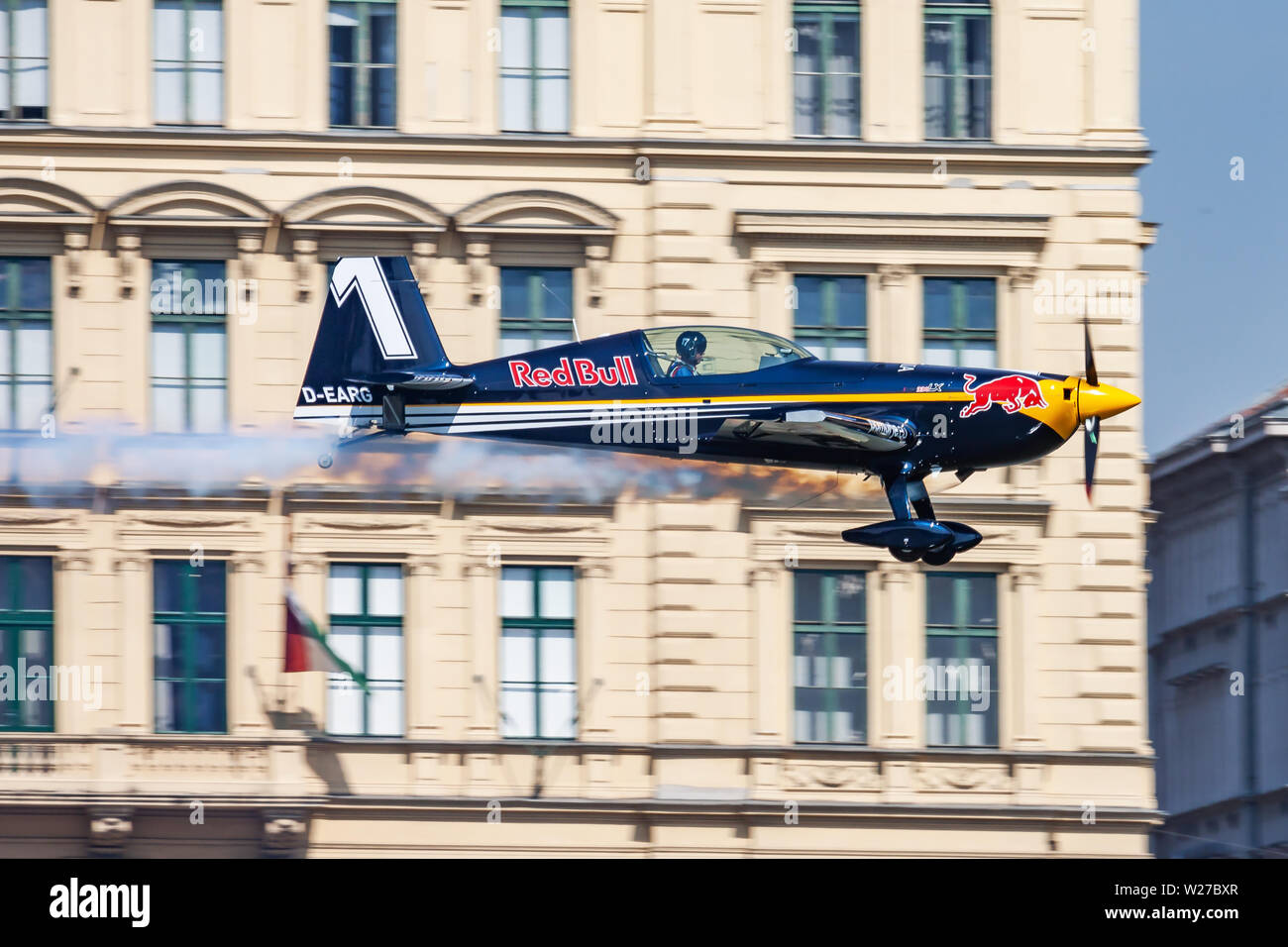 BUDAPEST UNGHERIA / - luglio 4, 2015: Red Bull Air Race 2015 Challenger Categoria Extra 330 aerei sopra il fiume Danubio nel centro di Budapest Foto Stock