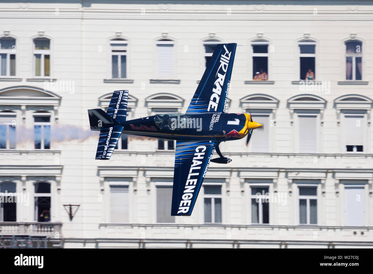 BUDAPEST UNGHERIA / - luglio 4, 2015: Red Bull Air Race 2015 Challenger Categoria Extra 330 aerei sopra il fiume Danubio nel centro di Budapest Foto Stock