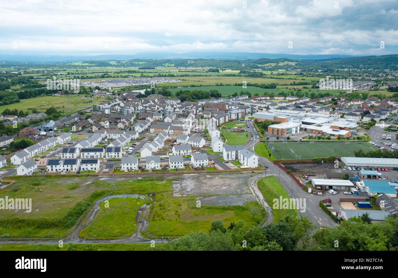 Vista in elevazione di nuove case in Raploch distretto di Stirling mostra una scatola nuova e sito di ex case, Scotland, Regno Unito Foto Stock