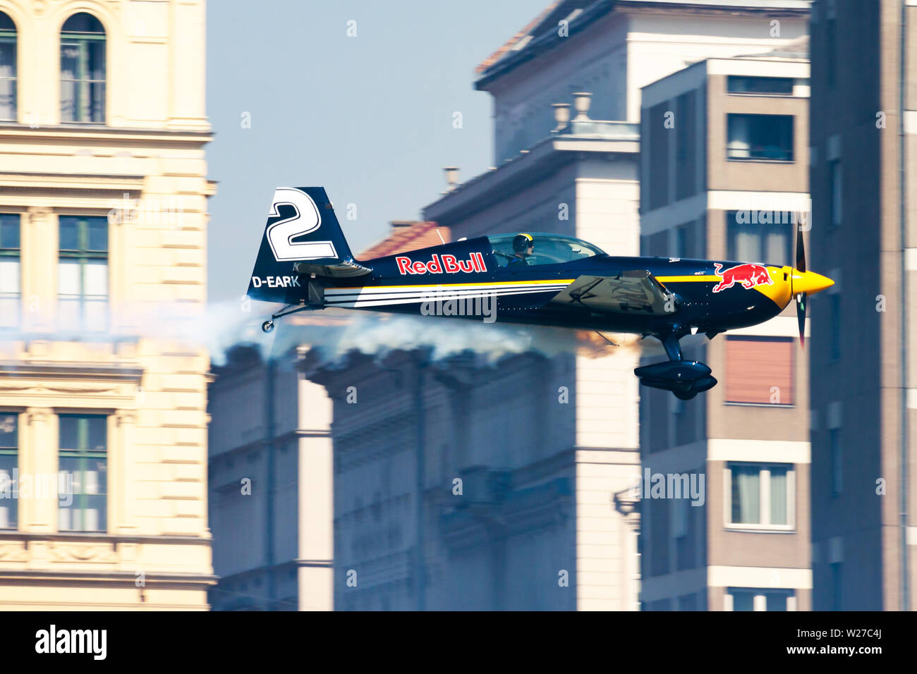 BUDAPEST UNGHERIA / - luglio 4, 2015: Red Bull Air Race 2015 Challenger Categoria Extra 330 aerei sopra il fiume Danubio nel centro di Budapest Foto Stock