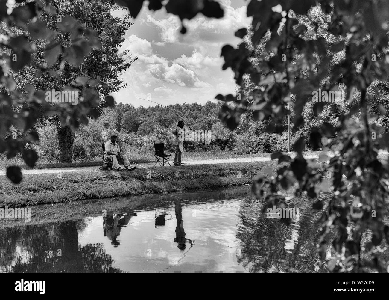 Un paio di pesca in un lago in Fayette, Al. Foto Stock