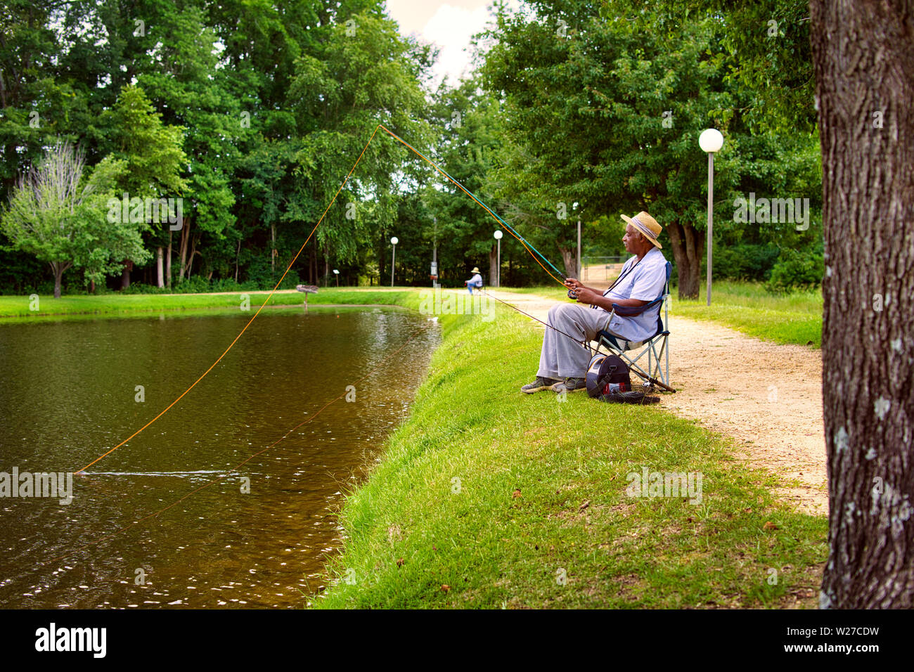 La pesca è un ottimo modo di rilassarsi. Questa coppia era la pesca a Guthrie Smith Park. Foto Stock
