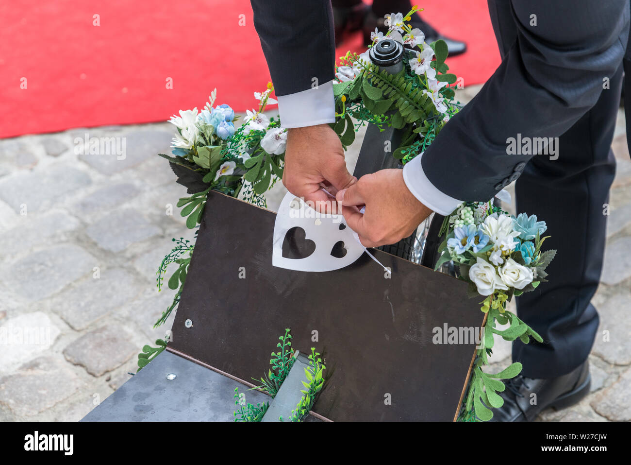 Close-up di una ruota di carico con gioielli di nozze è stato decorato, Germania Foto Stock