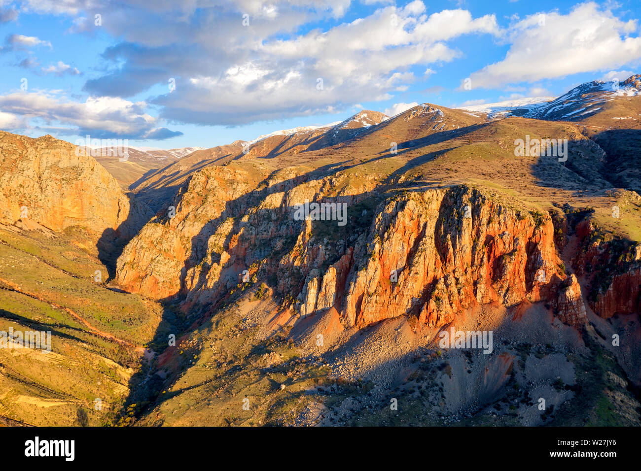 Tramonto su scogliere arancione presi in aprile 2019rn' presi in hdr Foto Stock