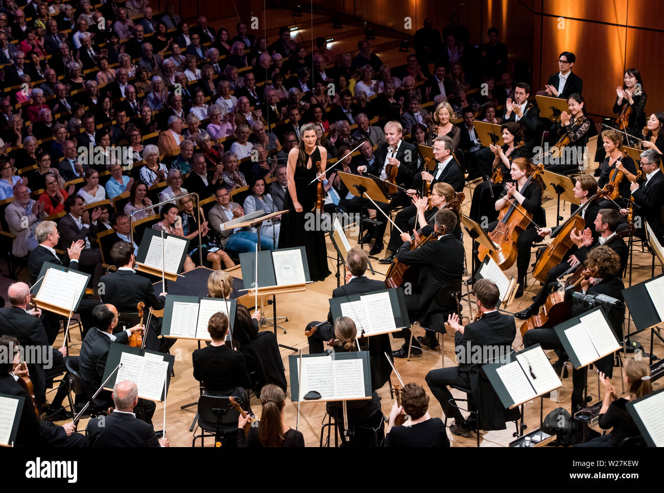 06 luglio 2019, Schleswig-Holstein, Lubecca: Il NDR Elbphilharmonie Orchestra con Janine Jansen (M), il violinista, riproduce il pre-concerto di apertura della Schleswig-Holstein Musik Festival (SHMF) in Musik- und Kongresshalle. Il 07.07.2019 il concerto di apertura della SHMF avrà luogo qui. Foto: Daniel Bockwoldt/dpa Foto Stock