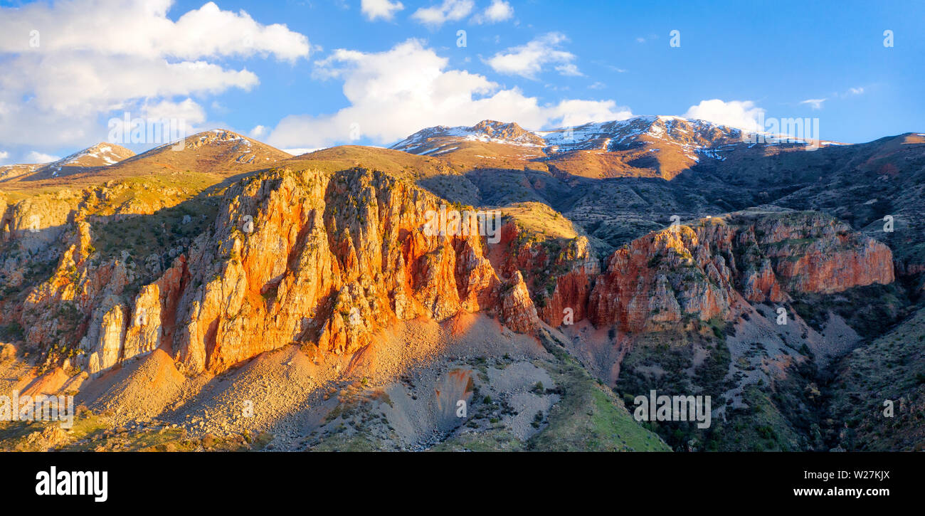 Tramonto su scogliere arancione presi in aprile 2019rn' presi in hdr Foto Stock