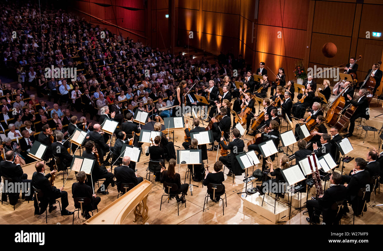 06 luglio 2019, Schleswig-Holstein, Lubecca: Il NDR Elbphilharmonie Orchestra con Janine Jansen (M), il violinista, riproduce il pre-concerto di apertura della Schleswig-Holstein Musik Festival (SHMF) in Musik- und Kongresshalle. Il 07.07.2019 il concerto di apertura della SHMF avrà luogo qui. Foto: Daniel Bockwoldt/dpa Foto Stock