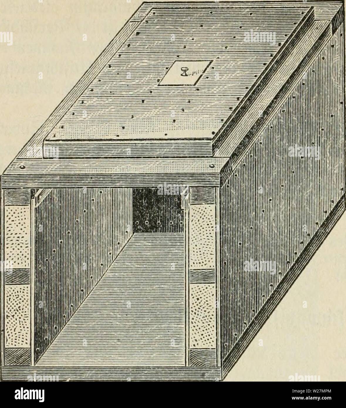 Immagine di archivio da pagina 295 di Das Buch von der biene. Das Buch von der biene dasbuchvonderbie00witzg Anno: 1898 280 58ienenwonungen. S)ie nad) öor[teenben ejit§punten fonftruierte äBoinung ift eine Sogerbeute (gig. 119), im Sicfiten 28,4 cm breit, 39,8 cm l)orf) (Unter rctum 2,5 cm, 9?a£)uomini= i)öe 36,2 cm, Dberraum 0,6 cm) unb ca. 70 cm tief, fo ha 18 9?Qinen in bemfelben la finben unb noct) genügenb Ü?aum bleibt, um auct) im t)oE= ftänbig befeten tode bie Söaben nod) um Üo'men- breite äuni(ffc£)ieben gu fonnen. ®ie 33 r u t r 0 m e n umfd)tie§en einen SBaben förper öon 26 cm 93reite unb 3 Foto Stock