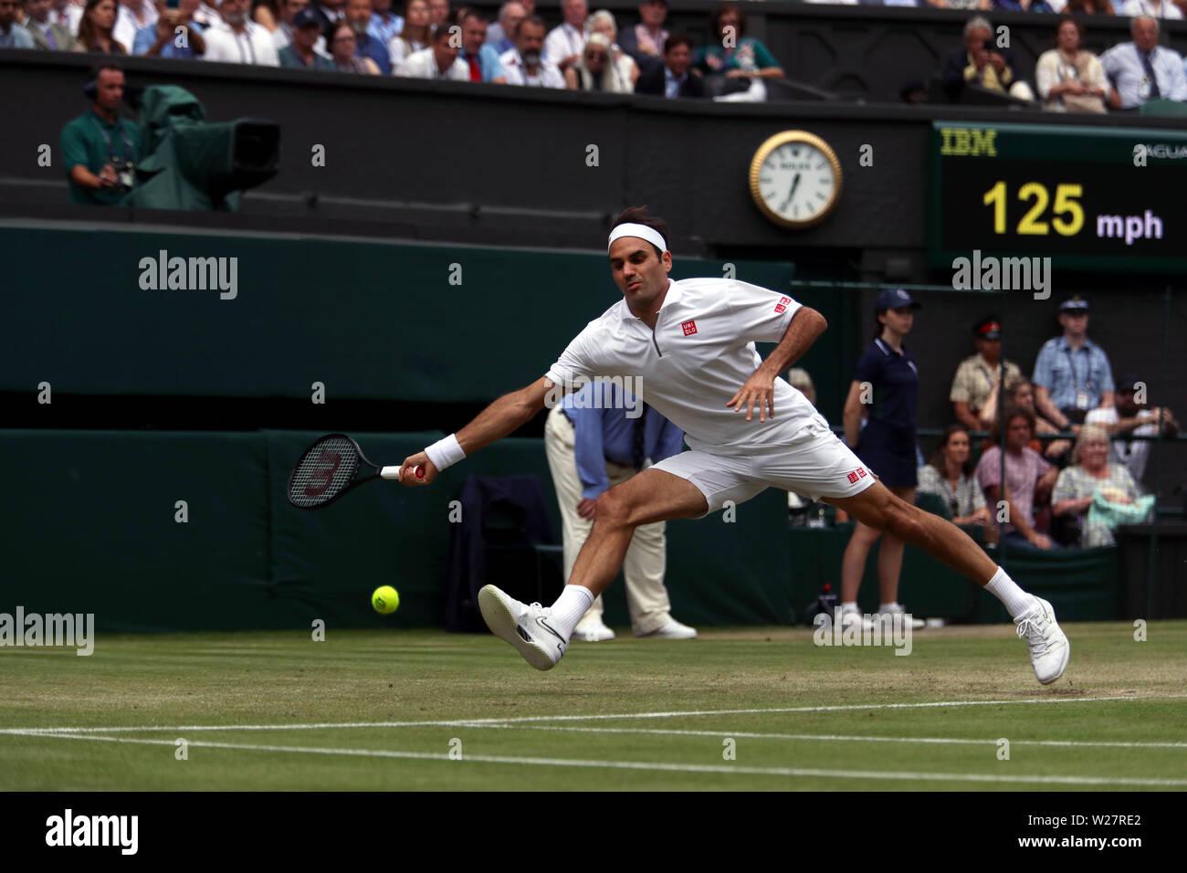 Il torneo di Wimbledon, 6 luglio 2019 - Roger Federer durante il suo terzo round match contro Lucas Pouille della Francia oggi a Wimbledon. Foto Stock