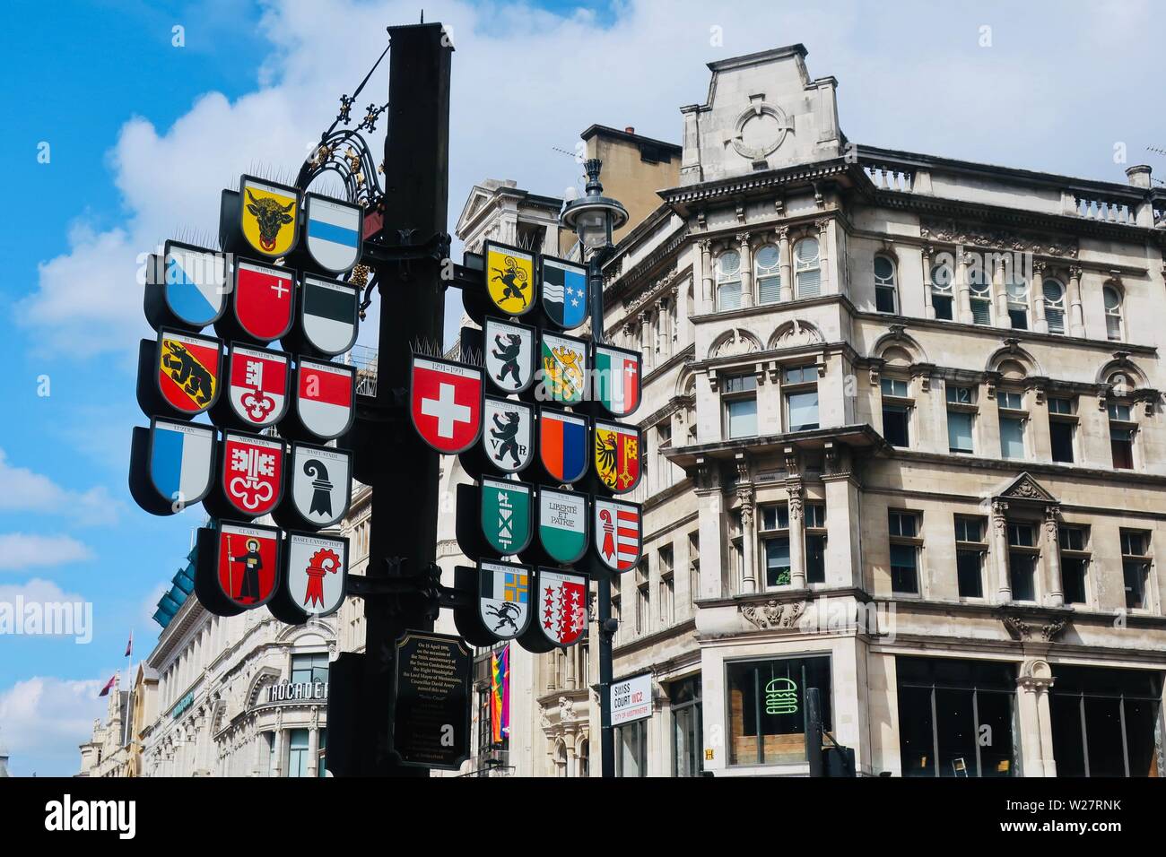 London, Regno Unito - 6 Luglio 2019: tribunale svizzero segno da Leicester Square WC2 Foto Stock