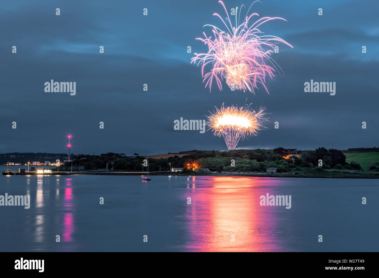 Spike Island, Cork, Irlanda. 06 Luglio, 2019. Uno spettacolare gioco di fuochi pirotecnici illumina il cielo notturno su Spike Island, Cork, in Irlanda dove la vita dei prigionieri che sono morti sull'isola è stato segnato. Il display è parte di una celebrazione del 81º anniversario dell'handover dell'isola dalla Gran Bretagna in Irlanda nel 1938 e viene fornito come la gestione dicono che sono sulla via per ospitare oltre 70.000 visitatori questo anno a causa di nuove manifestazioni e con la consegna dei 126 posti in traghetto. Credito: David Creedon/Alamy Live News Foto Stock