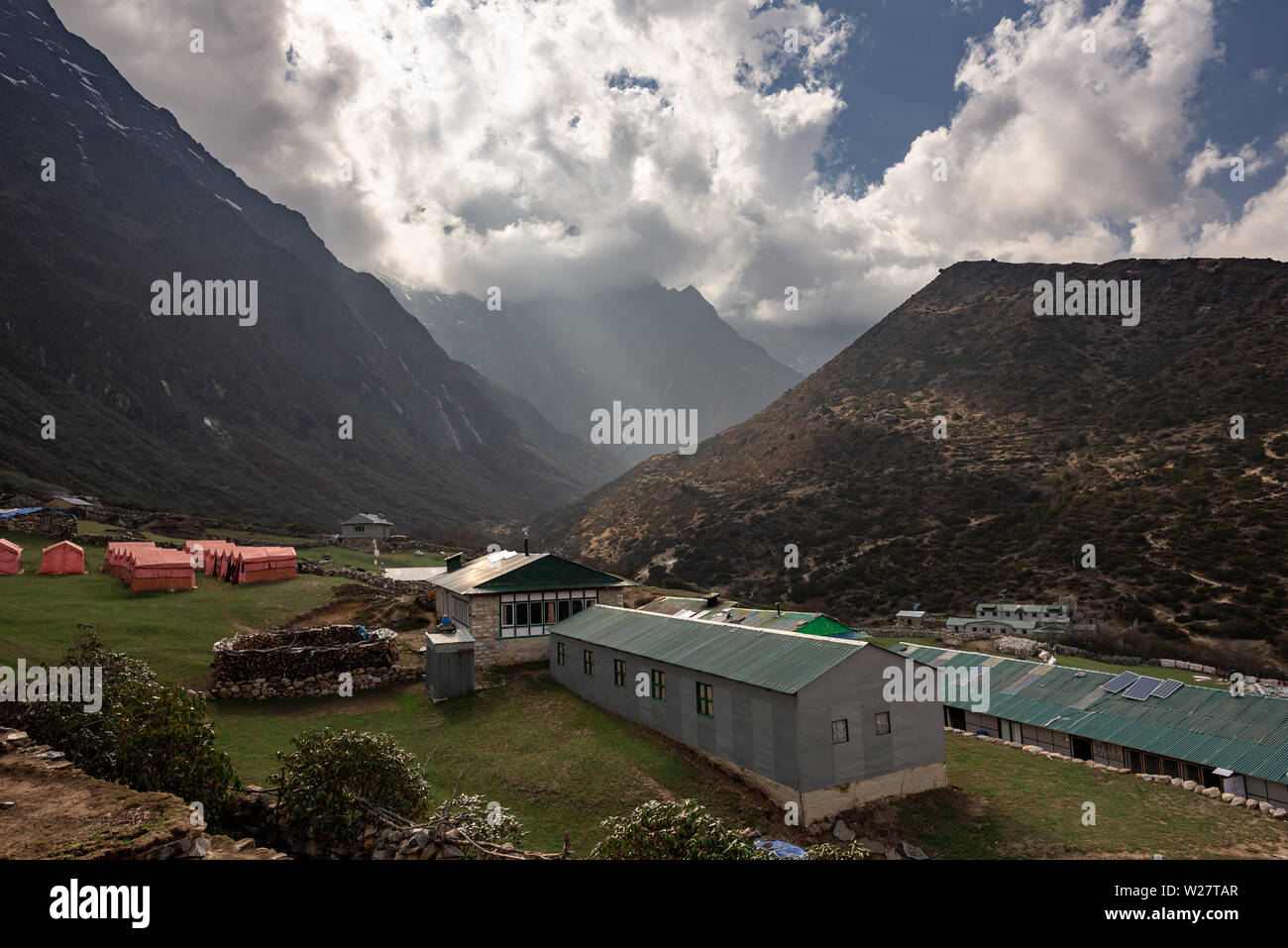 Villaggi turistici ostelli a Dole vilage immerso in Himalaya in Nepal Foto Stock