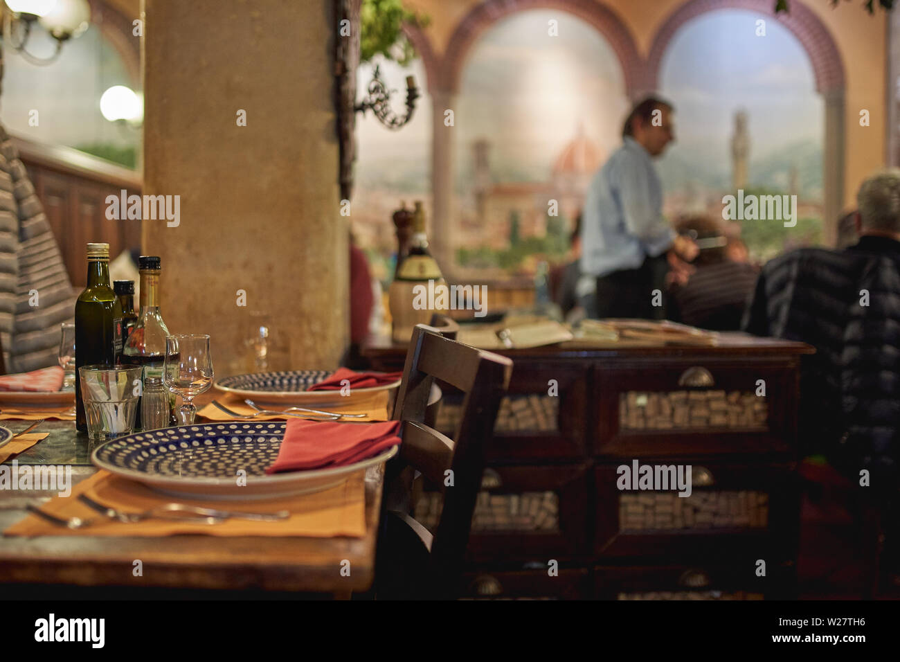 Firenze, Italia - Gennaio, 2019. Interno di un tipico piccolo ristorante o trattoria nel centro storico rinascimentale della città. Foto Stock