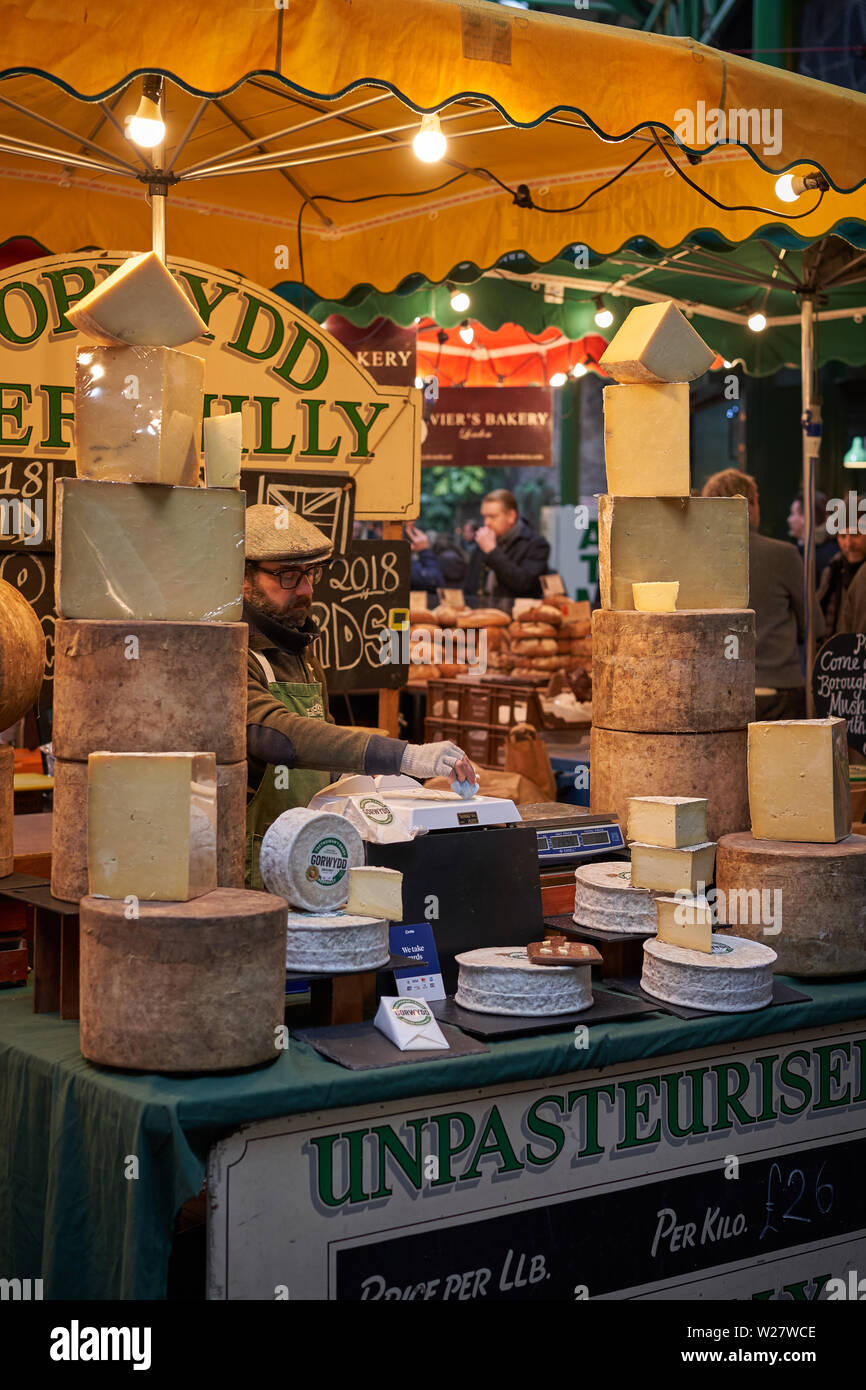 London, Regno Unito - Febbraio, 2019. Cucina di strada in stallo la vendita di formaggio in Borough Market. Foto Stock