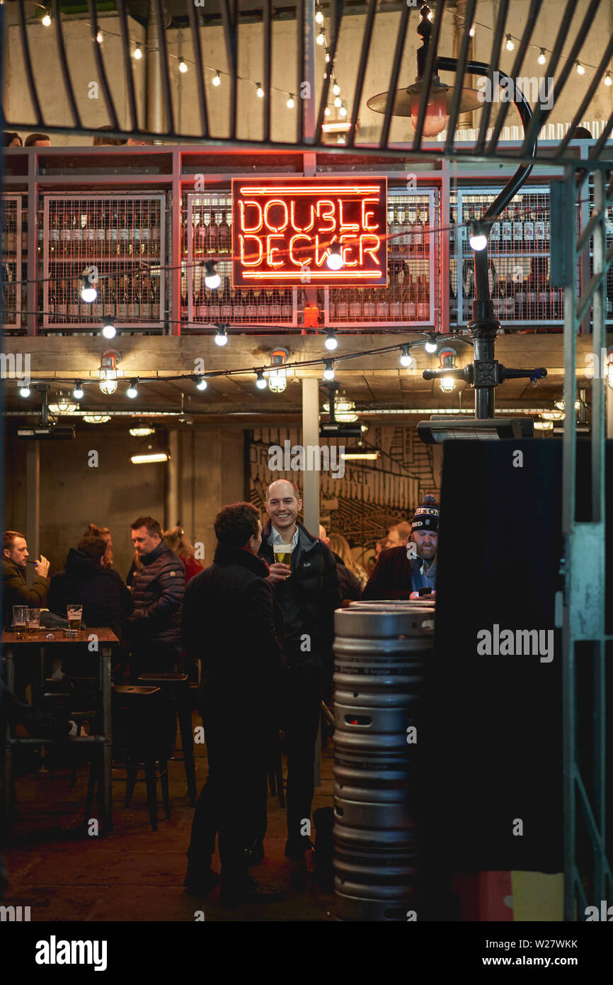 London, Regno Unito - Febbraio, 2019. Persone bere dopo il lavoro in un pub di Borough Market. Foto Stock