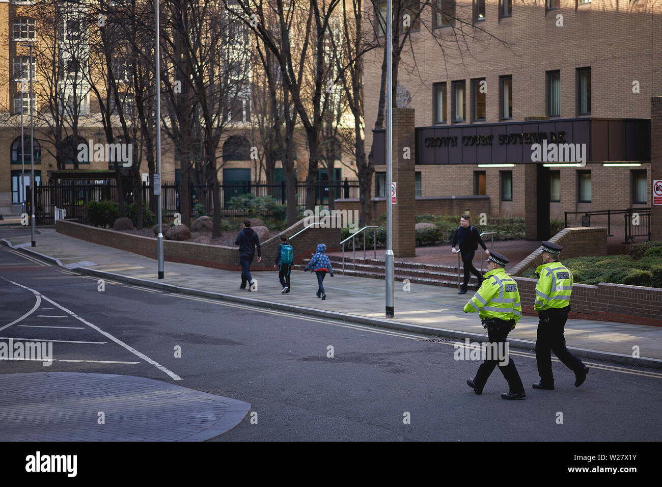 London, Regno Unito - Febbraio, 2019. Poliziotti pattugliano le strade della città, il famoso quartiere finanziario di Londra. Foto Stock