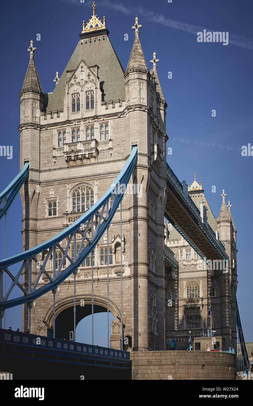 Vista del famoso Tower Bridge. Costruito tra il 1886 e il 1894, è diventata un simbolo iconico di Londra (UK). Formato verticale. Foto Stock