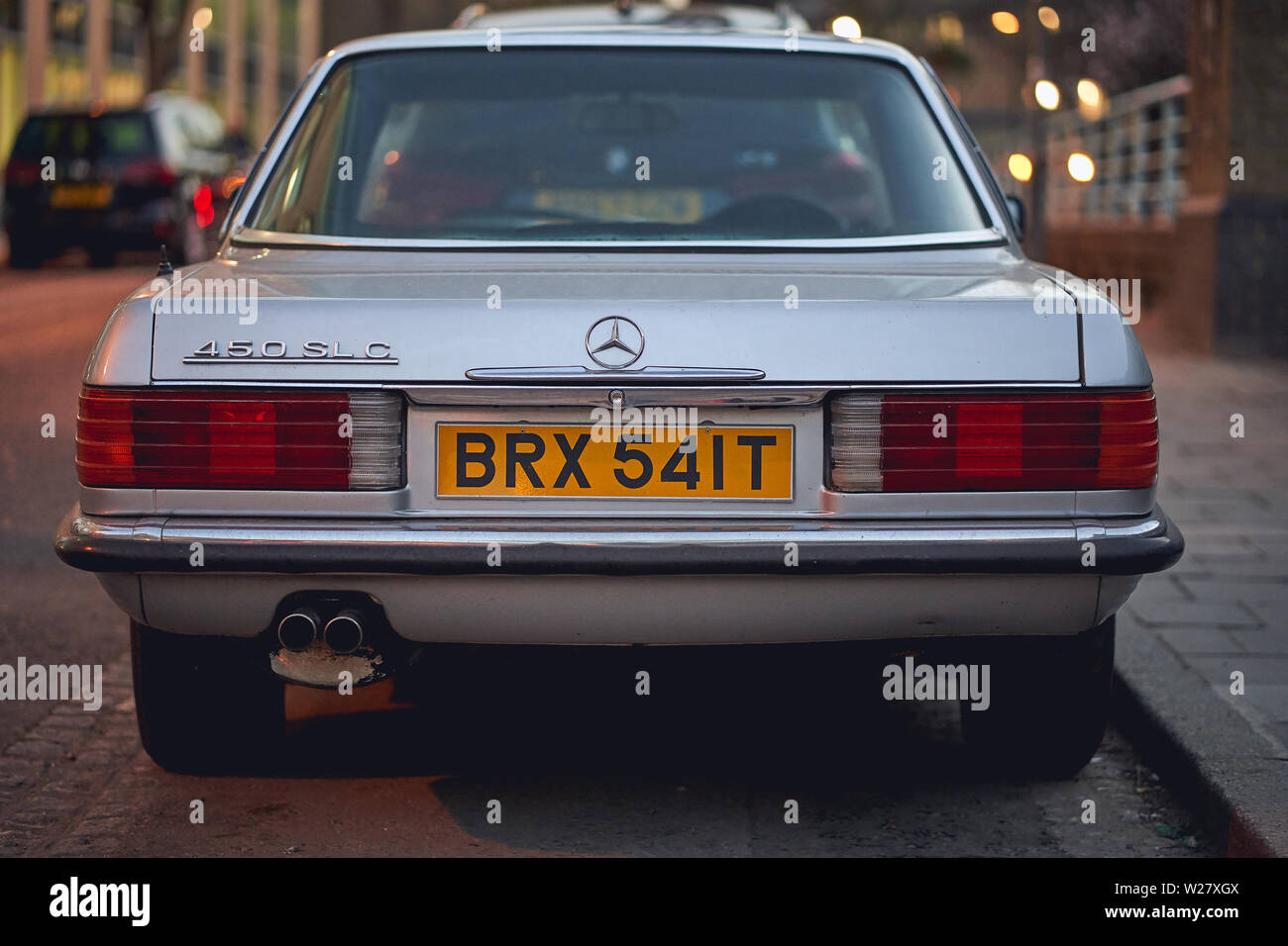 London, Regno Unito - Febbraio, 2019. Un classico Mercedes-Benz 450 SL con un 'Brexit piastra' parcheggiato in una strada nel centro di Londra. Foto Stock