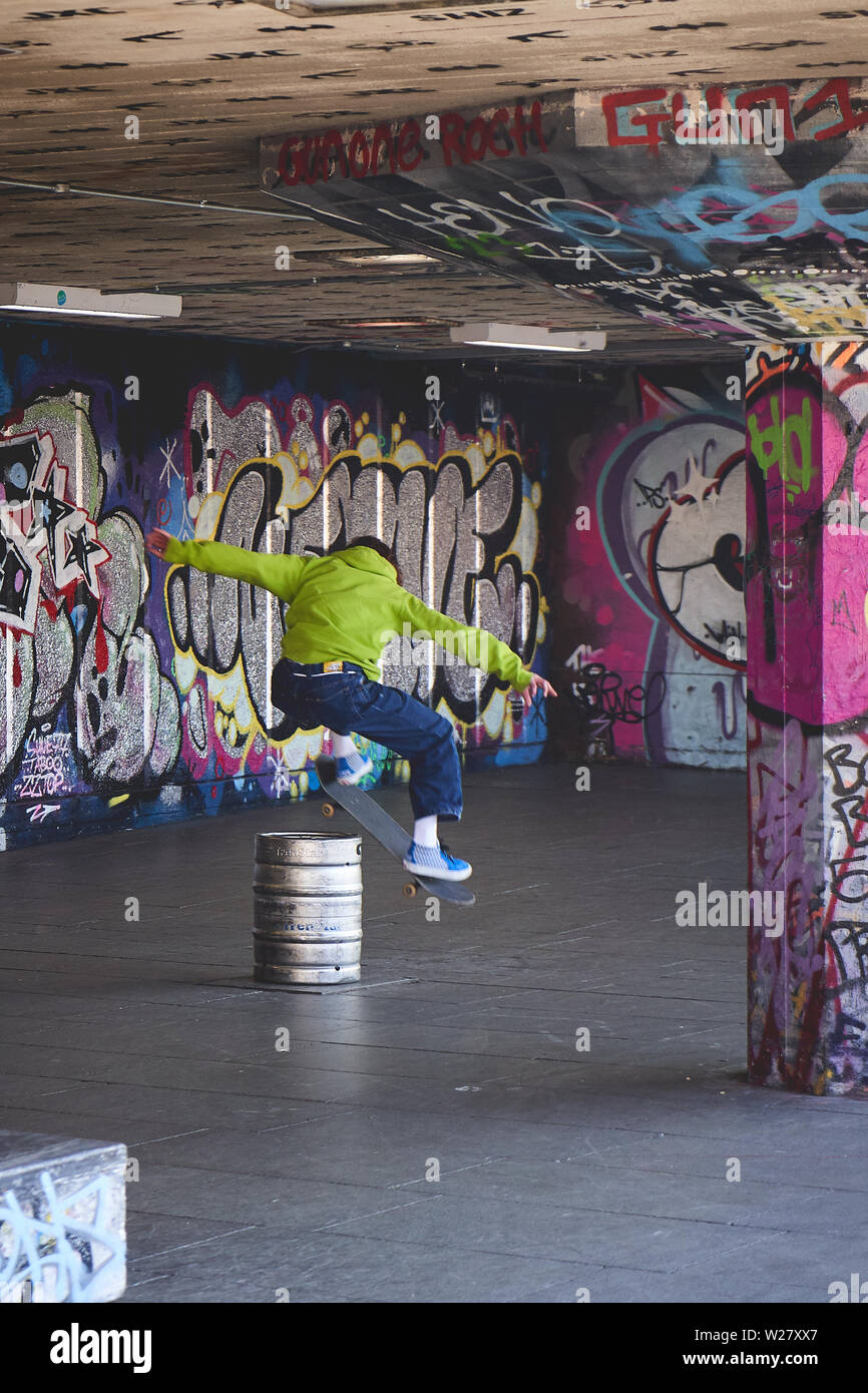 Un giovane pattinatore praticando in skate park in South Bank di Londra (UK). Foto Stock