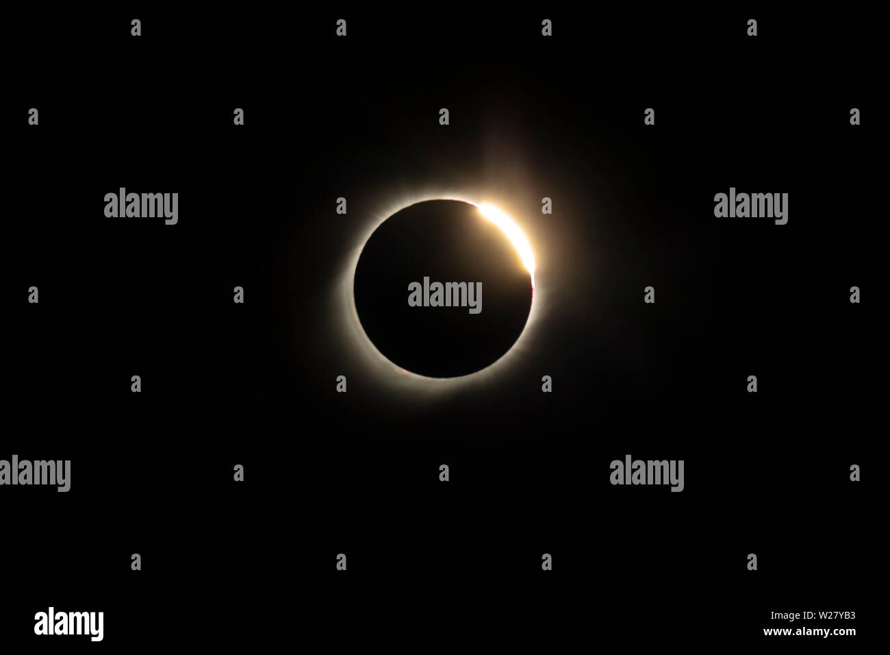 L'effetto perline di Baily e l'effetto anello di diamante durante Total Solar Eclipse Chile 2019, una vista incredibile del Sole coperto dalla Luna durante la totalità Foto Stock