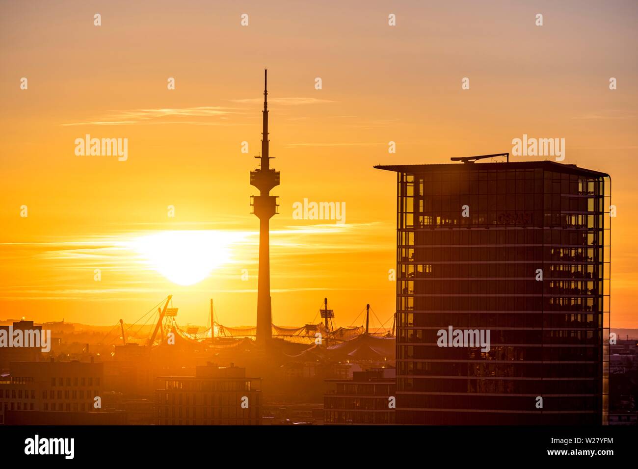 Terreno olimpico con Olympic Tower e Stadio Olimpico al tramonto, nella parte anteriore della Skyline Tower, Monaco di Baviera, Baviera, Baviera, Germania Foto Stock