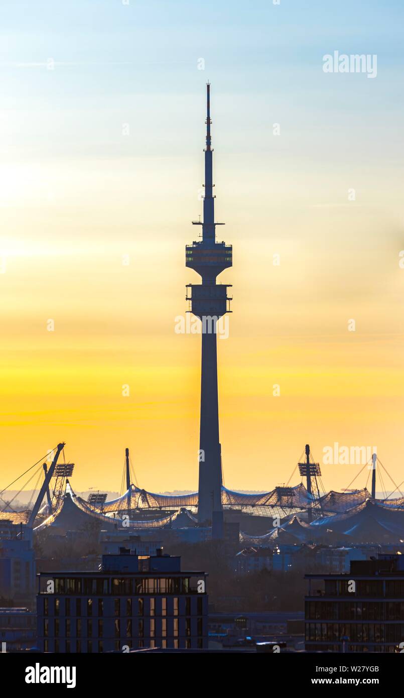 Olympic Tower e Stadio Olimpico al tramonto, Monaco di Baviera, Baviera, Baviera, Germania Foto Stock