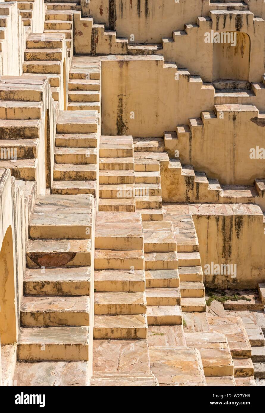 Scale di panna Meena ka Kund stepwell, Ambra vicino a Jaipur, Rajasthan, India Foto Stock