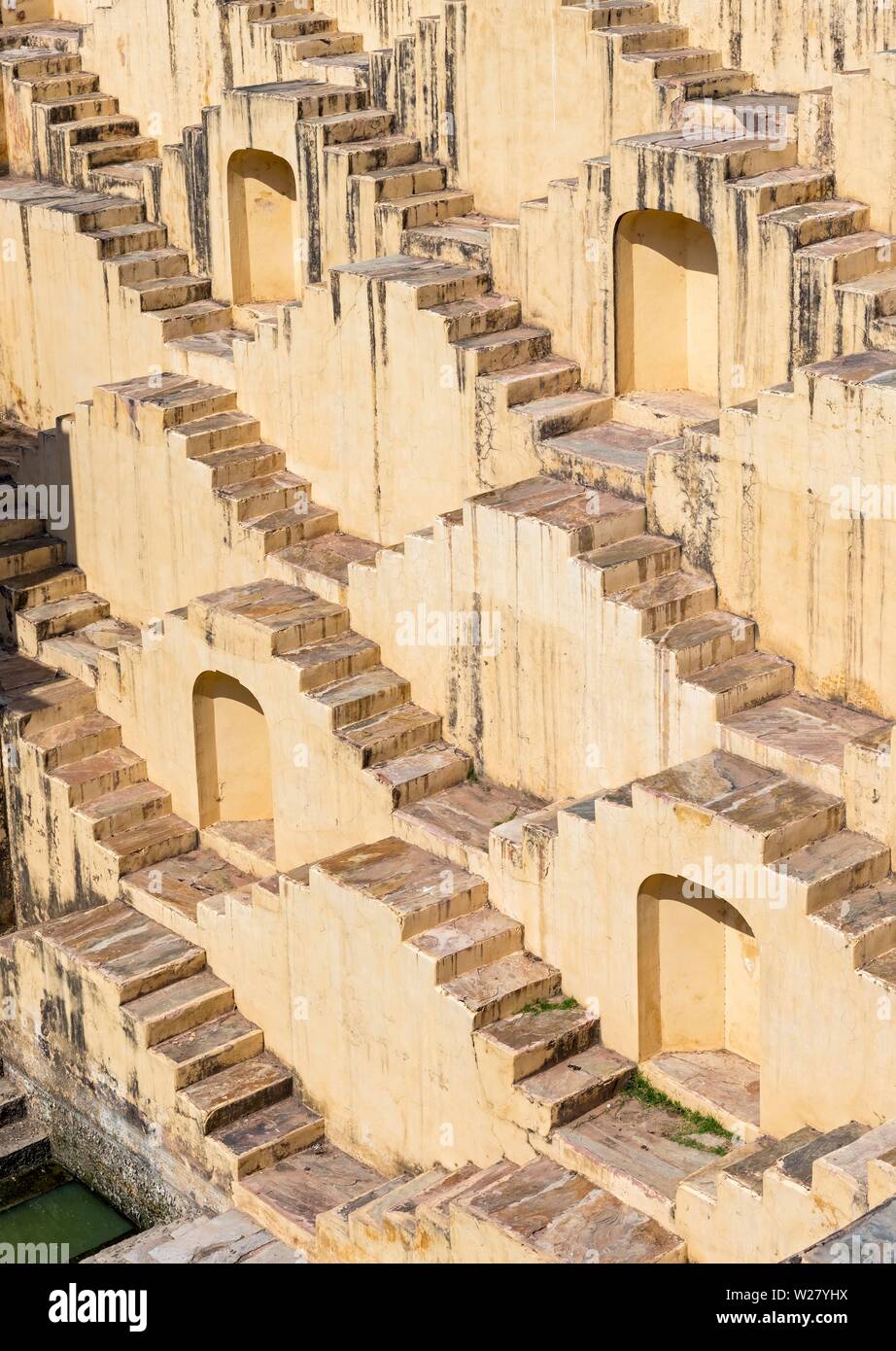 Scale di panna Meena ka Kund stepwell, Ambra vicino a Jaipur, Rajasthan, India Foto Stock