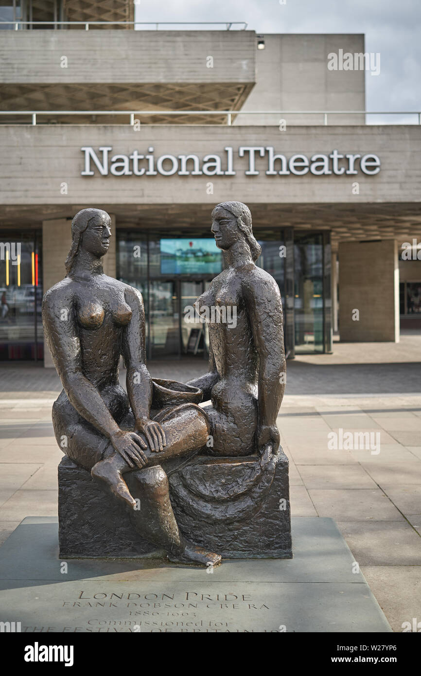 London, Regno Unito - Aprile, 2019. Statue di bronzo al di fuori del Teatro Nazionale di South Bank, uno dei migliori esempi di architettura brutalist. Foto Stock