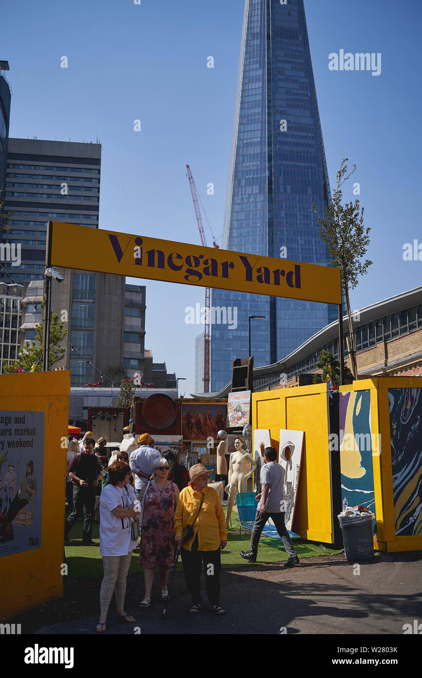 London, Regno Unito - Maggio, 2019. I giovani aventi le bevande in cantiere di aceto, di una nuova strada cibo e arte mercato vicino alla stazione London Bridge. Foto Stock