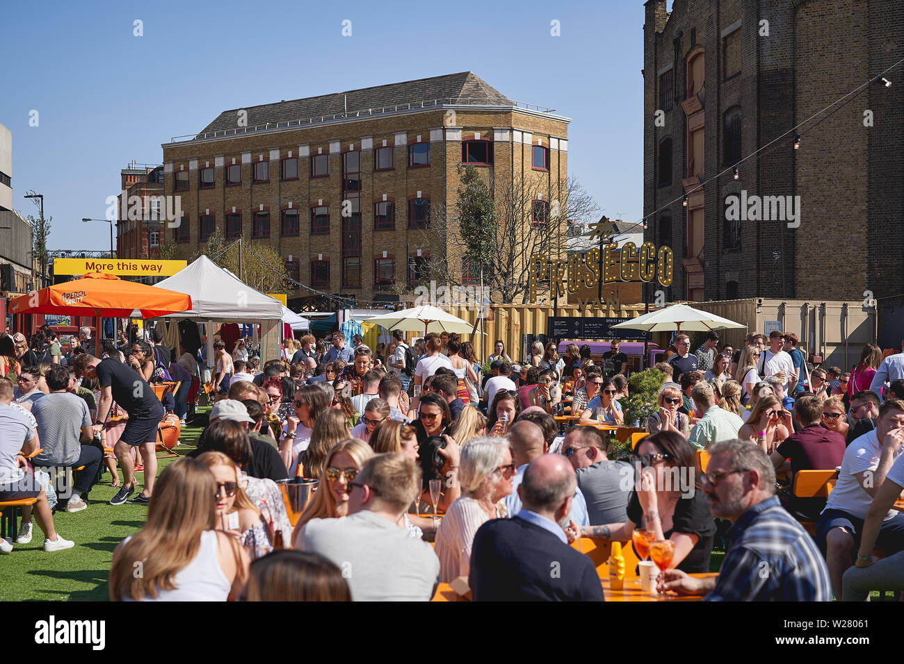 London, Regno Unito - Maggio, 2019. I giovani aventi le bevande in cantiere di aceto, di una nuova strada cibo e arte mercato vicino alla stazione London Bridge. Foto Stock