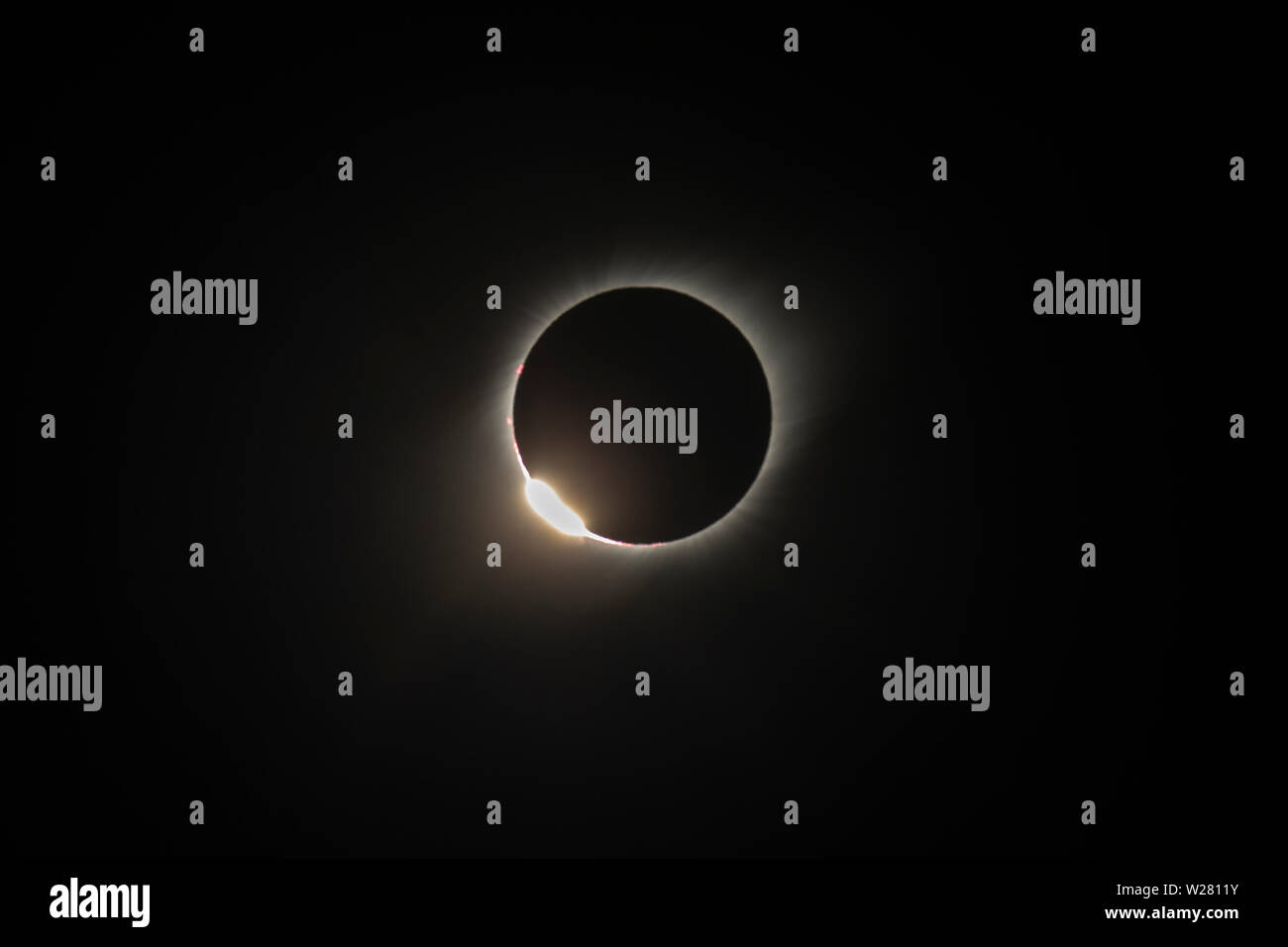 L'effetto perline di Baily e l'effetto anello di diamante durante Total Solar Eclipse Chile 2019, una vista incredibile del Sole coperto dalla Luna durante la totalità Foto Stock