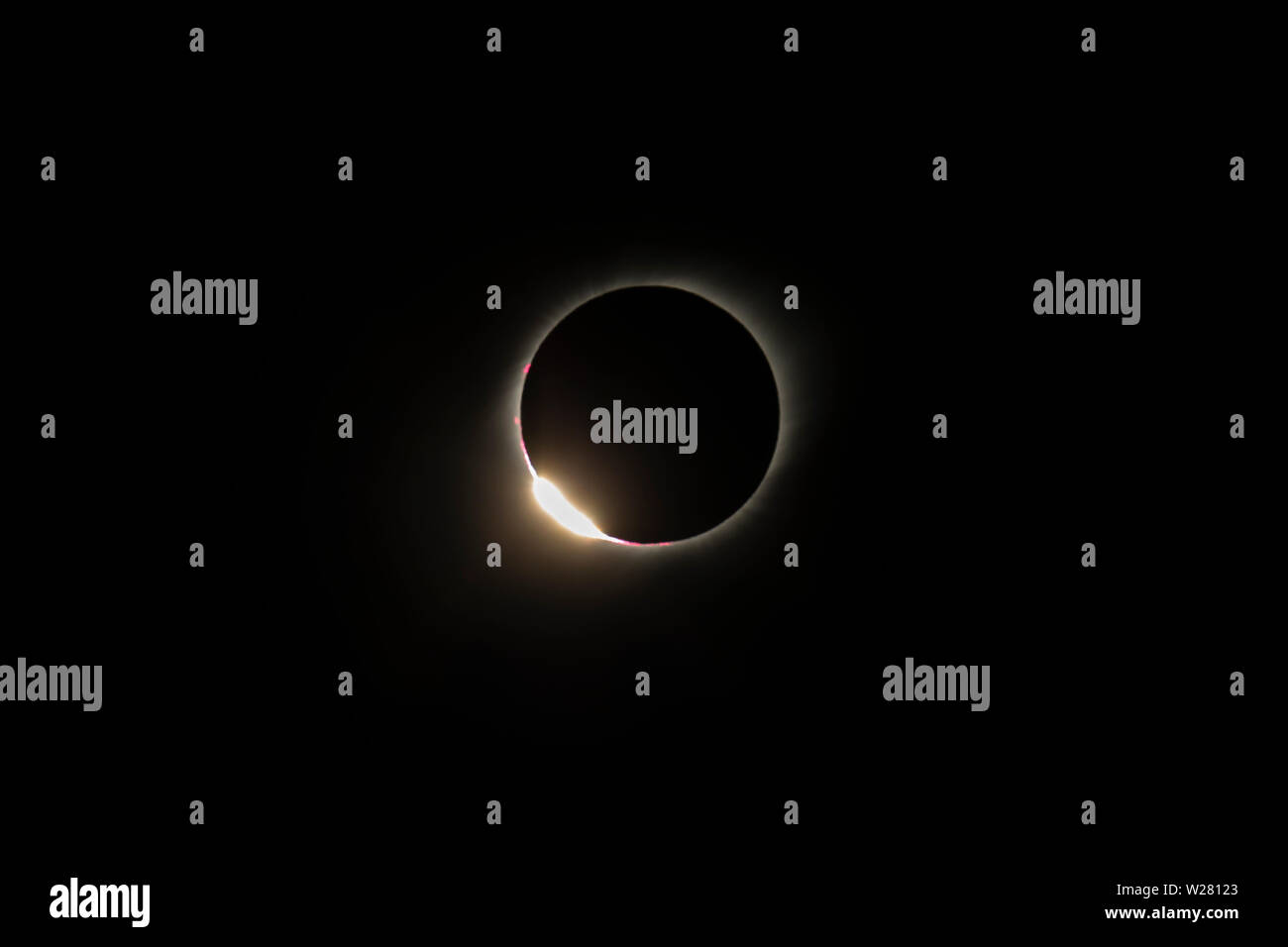 L'effetto perline di Baily e l'effetto anello di diamante durante Total Solar Eclipse Chile 2019, una vista incredibile del Sole coperto dalla Luna durante la totalità Foto Stock