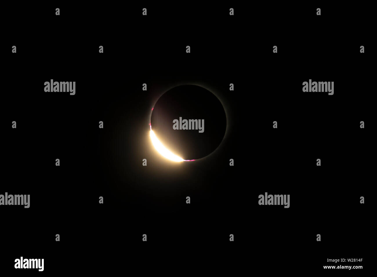 L'effetto perline di Baily e l'effetto anello di diamante durante Total Solar Eclipse Chile 2019, una vista incredibile del Sole coperto dalla Luna durante la totalità Foto Stock