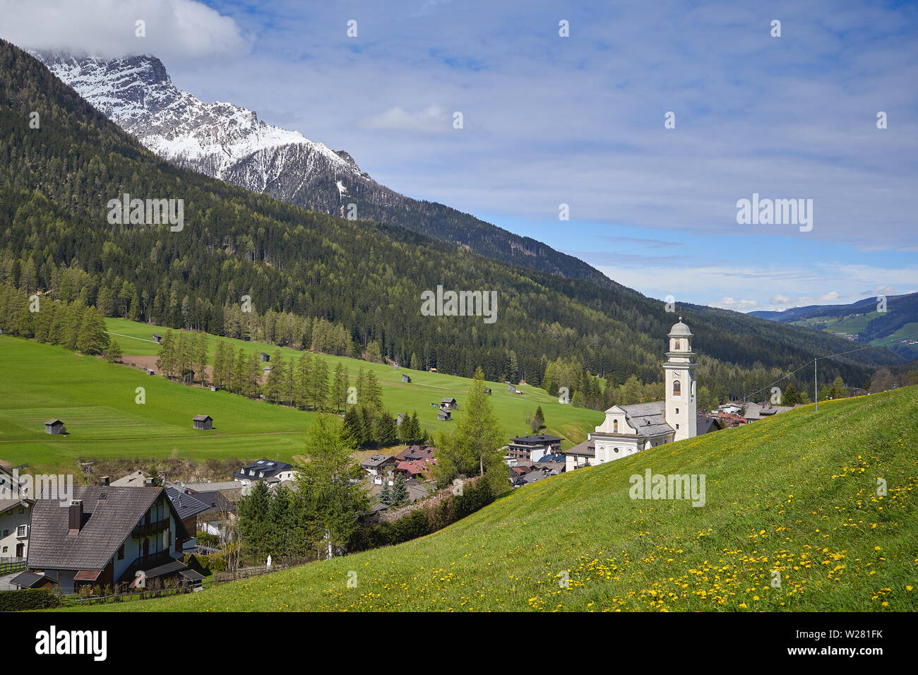 Vista della città di Sesto (Sesto in tedesco) e Dolomiti Alpi nella regione del Trentino Alto Adige in Italia. Formato orizzontale. Foto Stock