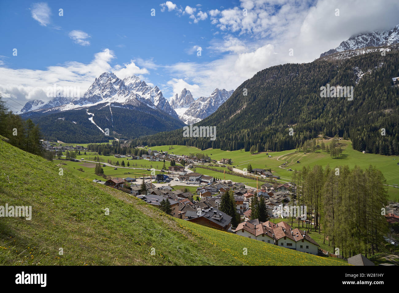 Vista della città di Sesto (Sesto in tedesco) e Dolomiti Alpi nella regione del Trentino Alto Adige in Italia. Formato orizzontale. Foto Stock