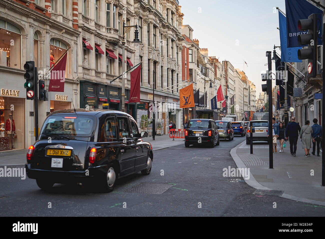 London, Regno Unito - Giugno, 2019. I taxi di Bond Street, luxury retail area nel centro di Londra. Taxi neri sono i più iconica simbolo di Londra. Foto Stock