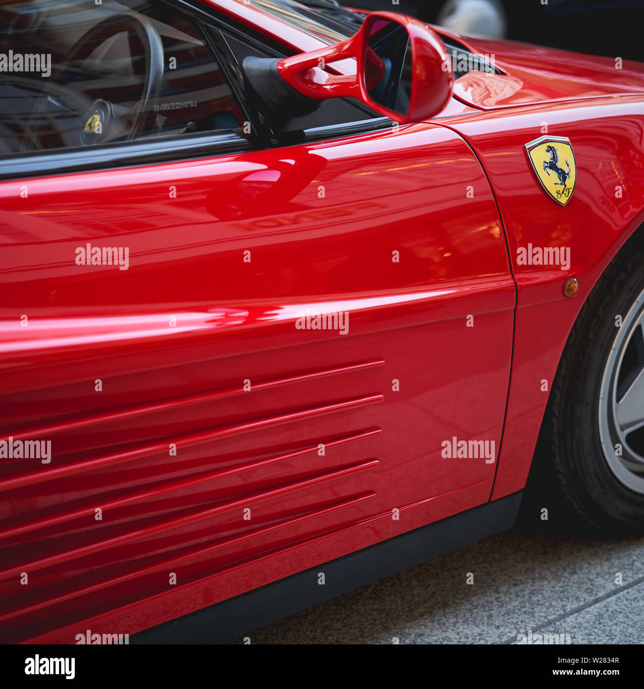 London, Regno Unito - Giugno, 2019. Dettaglio di un vintage rosso Ferrari Testarossa parcheggiato lungo Bond Street, la luxury retail street nel centro di Londra. Foto Stock