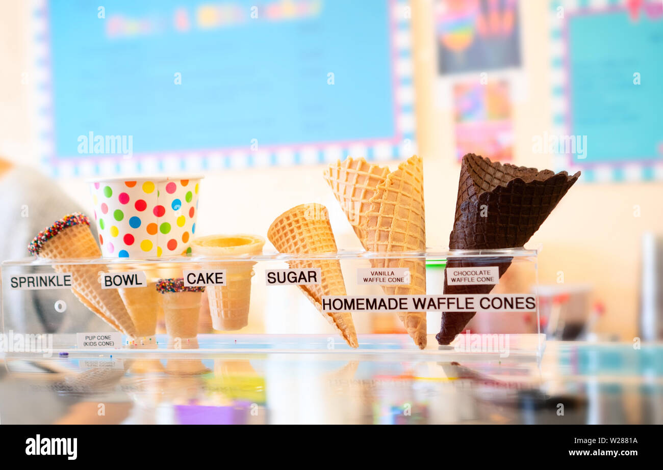 Una varietà di cialde generico coni gelato alla crema di ghiaccio store. Nessun logo visibile. Foto Stock
