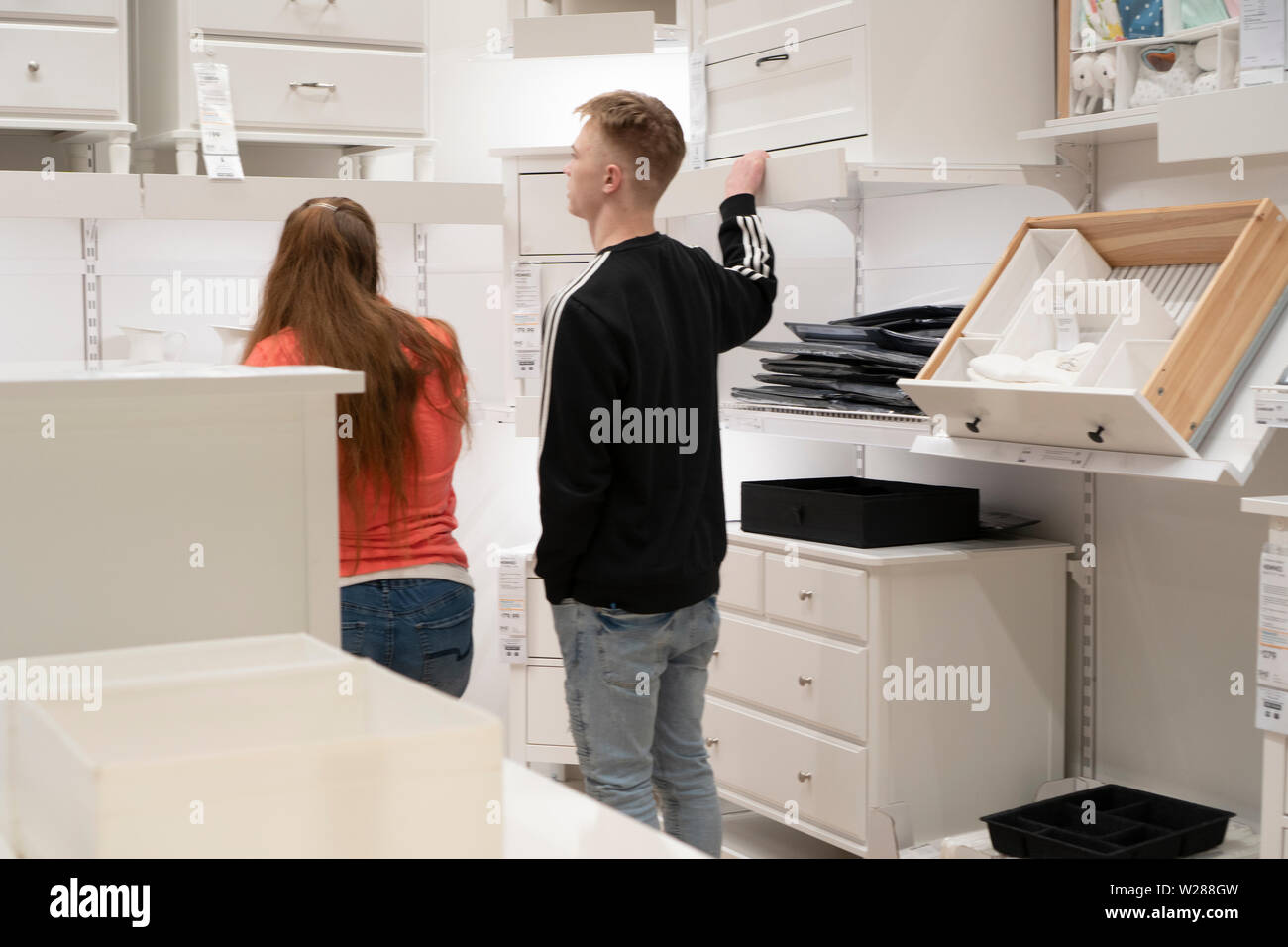 Renton, Washington, 9 marzo 2019. Una giovane coppia di shopping in negozio IKEA Foto Stock