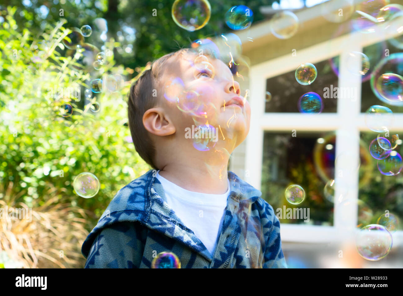 Kirkland WA, Giugno 24, 2019. Un piccolo ragazzo è giocare con le bolle di sapone in una giornata di sole. Foto Stock